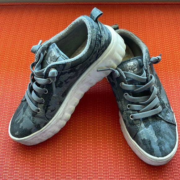 Roxy Surf sneakers. Gray Camo print Canvas/denim feel outside. Women’s size 6 - Picture 1 of 8